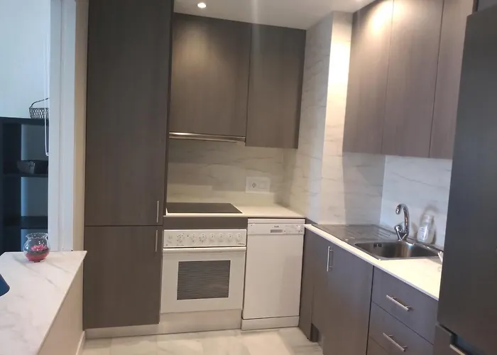 , Beach, Centre ,balcony With Seaview, For 4 Persons Фуэнхирола